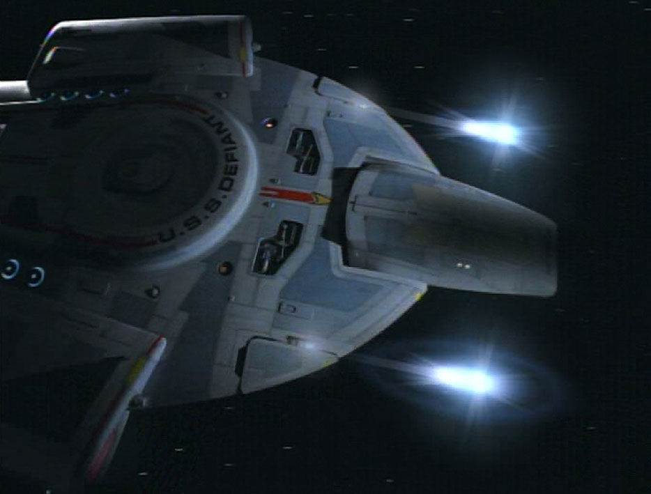 USS Defiant pálící kvantová torpéda